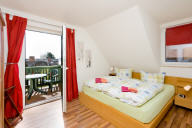 zweites Schlafzimmer mit Ausgang zum Balkon