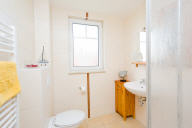 Badezimmer mit Dusche und WC