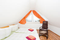 Schlafzimmer mit Panoramafenster und Blick Richtung Wasser 