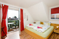 zweites Schlafzimmer mit Ausgang zum Balkon