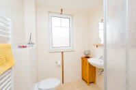 Badezimmer mit Dusche und WC